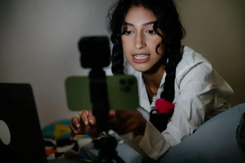 Criadora de conteúdo gravando uma aula