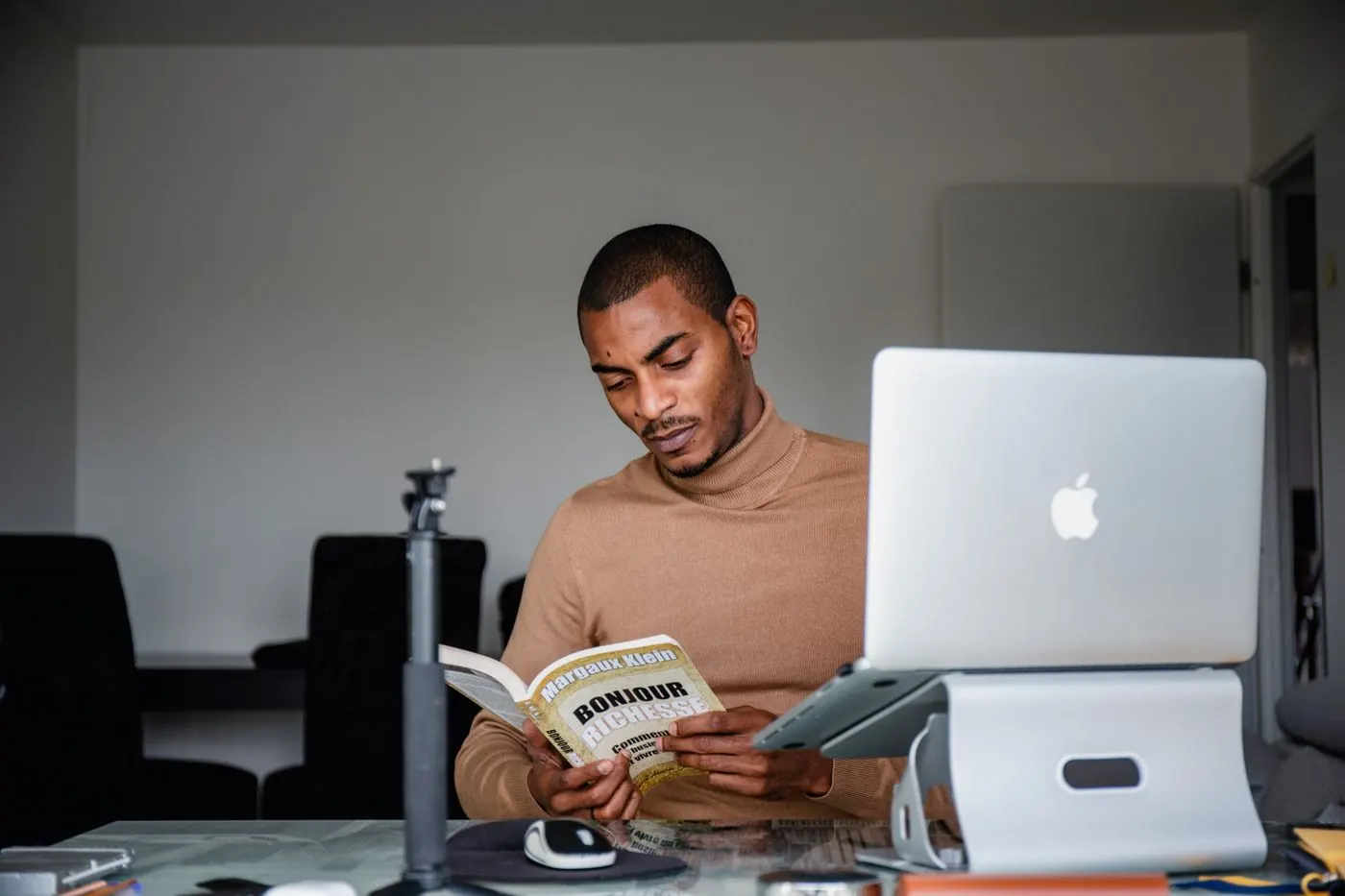 Estudante estudando com um livro