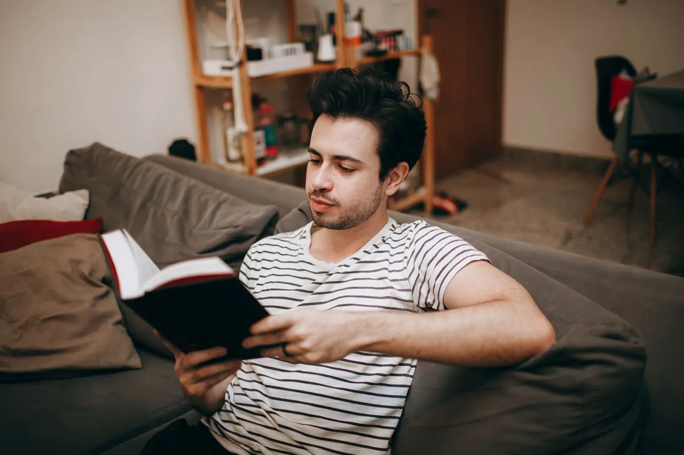 Estudante estudando com um livro