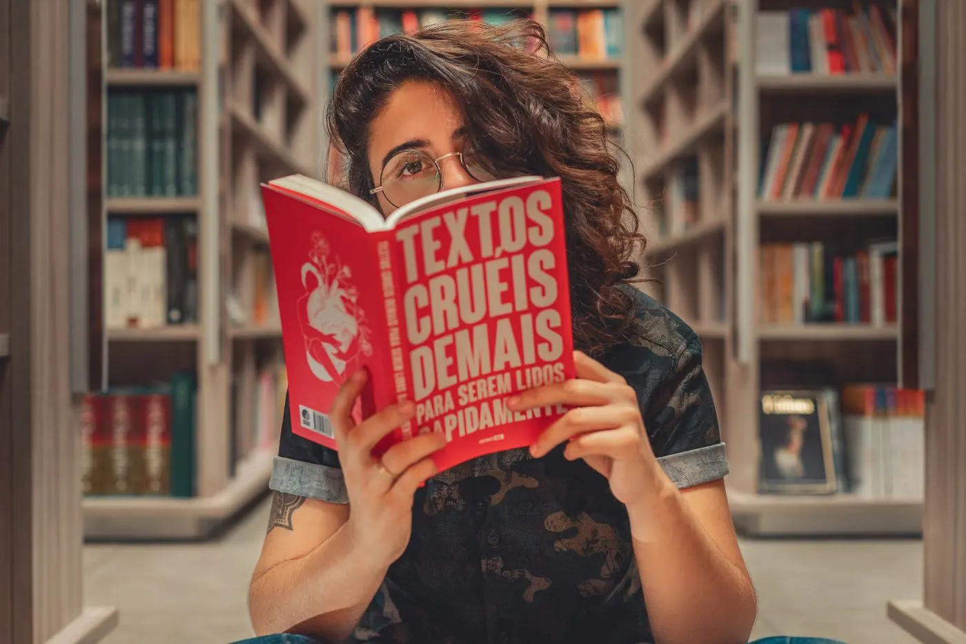 Estudante estudando com um livro