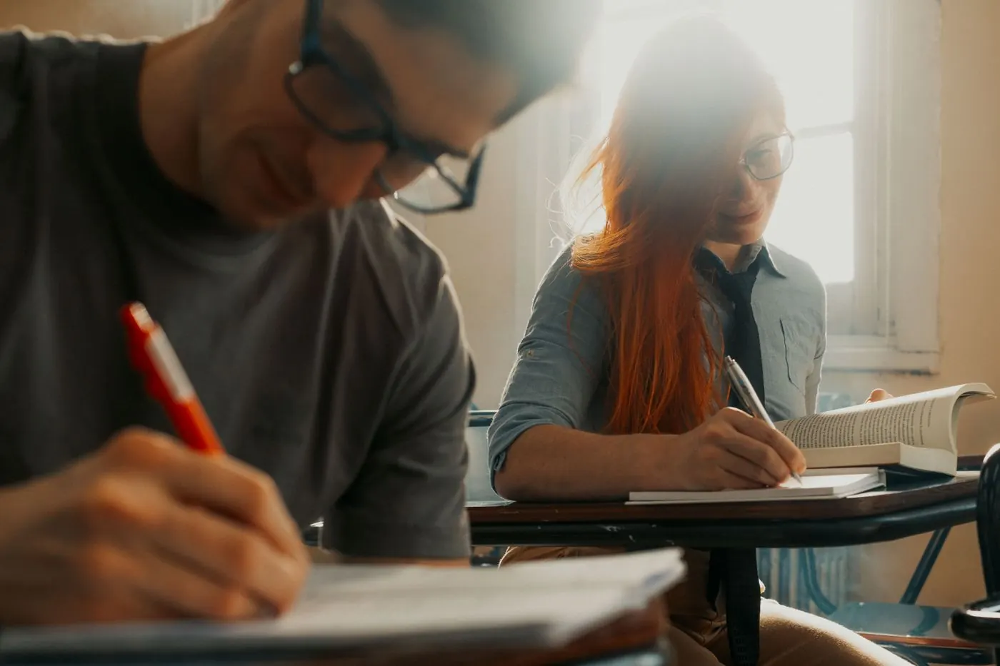 Grupo de estudantes em sala de aula
