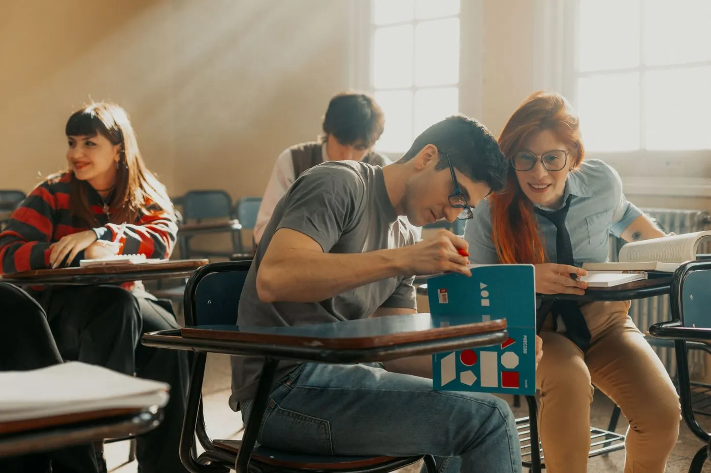 Grupo de estudantes em sala de aula