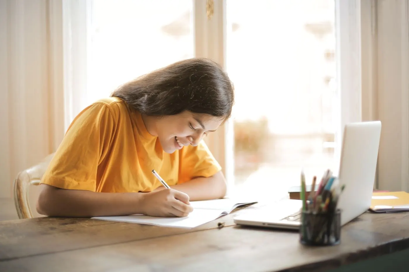 Estudante estudando em casa