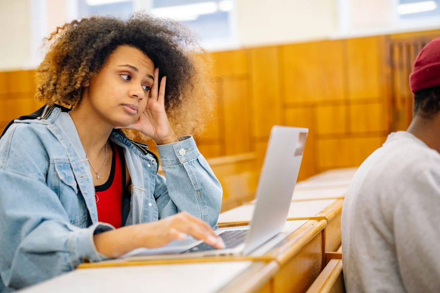 Estudante estudando na biblioteca